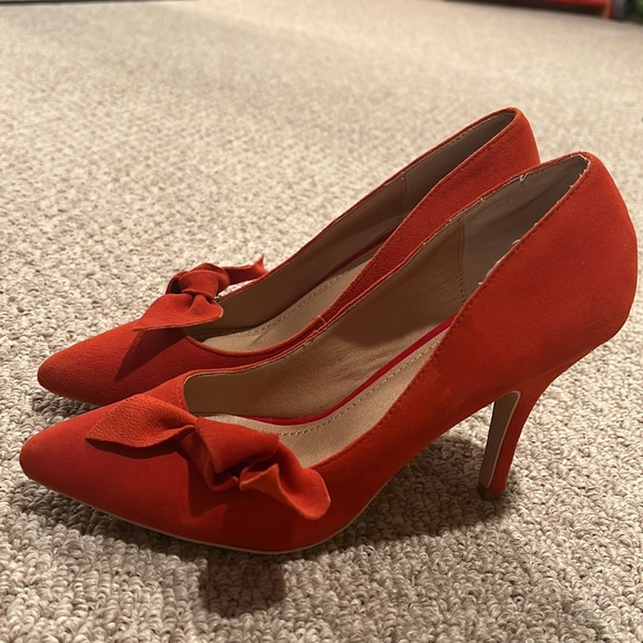 Colin Stuart red suede heels, size 7.5 with removable/moveable bow NEW! - Picture 3 of 7